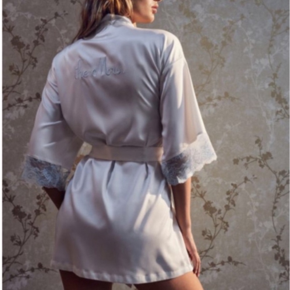 In Bloom The Mrs. Robe NWT